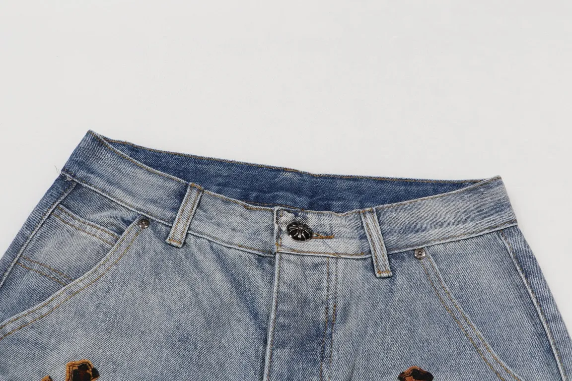 P220 Style Number: H472 Chrome Hearts CH Chrome Hearts Heavy Industry Damaged High Street Denim Shorts exude unruly personality and unique charm. Every wear and tear is carefully designed to present a unique artistic feel. Made of imported denim fabric, which has undergone heavy industrial washing and destruction treatment, the trousers show a super cool effect on the upper body, allowing you to dominate the fashion stage.  This is more than just a pair of jeans, it is an expression of attitude. With its unique design concept and ultimate pursuit of details, Croxin breaks traditional boundaries and defines the jeans trend in the new era. The trousers are made of double-layer woven fabric and matched with customized hardware, showing an incomparably beautiful and unique style, making every wearer the focus of fashion. Imported denim fabric, super heavy-duty washed and damaged, the upper body is super cool! Customized hardware, incomparably good-looking model. The production process is difficult. It has a high-street feel. Color: Gray Size: S M L XL